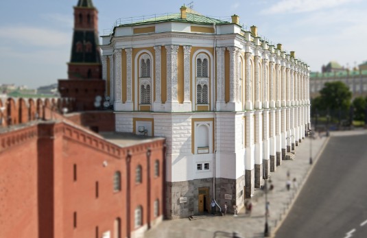 здание оружейной палаты в Кремле