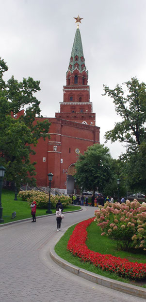 Боровицкая башня, вид из Александровского сада
